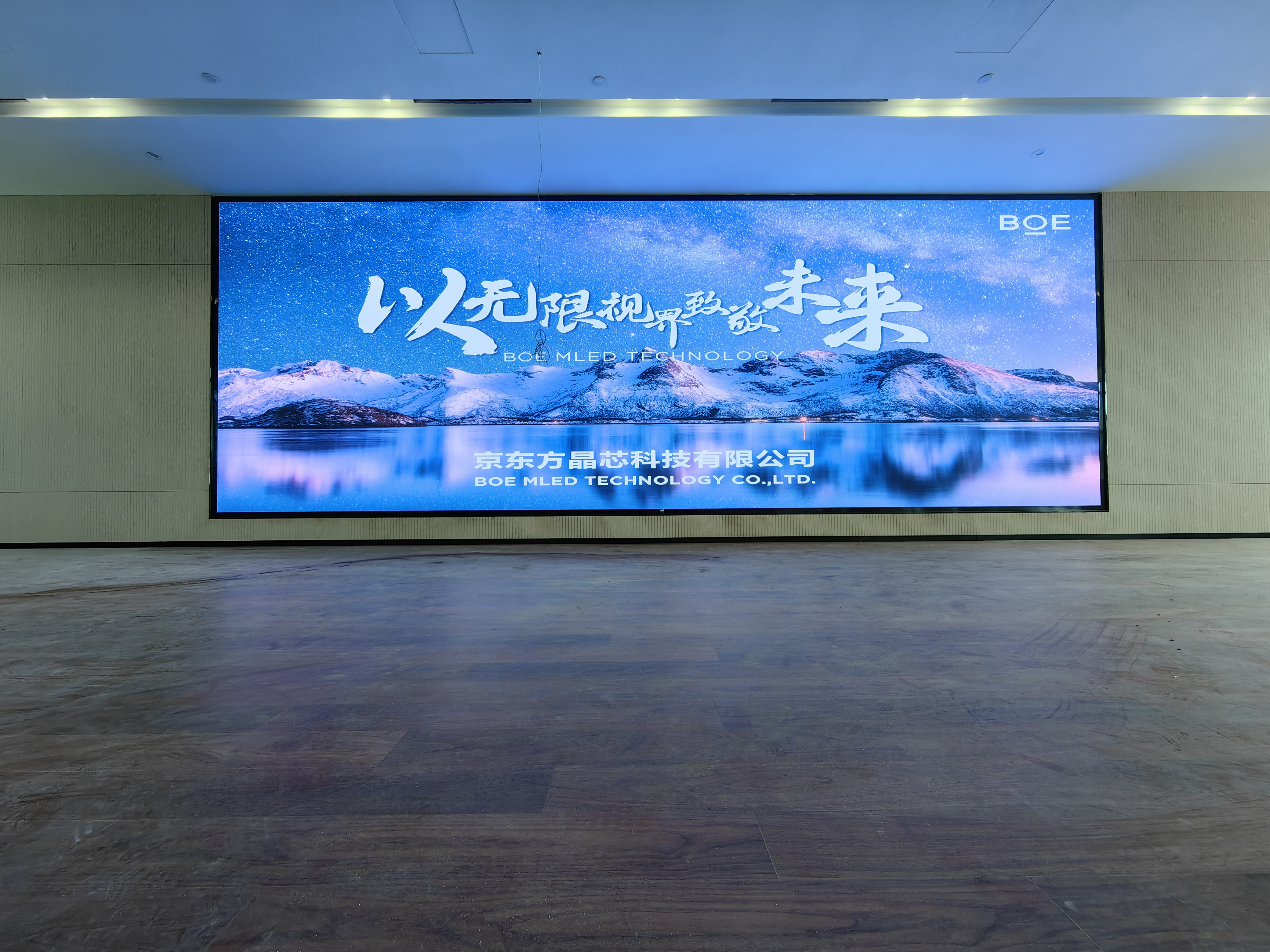 荊州某產(chǎn)業(yè)園p2.5全彩安裝調(diào)試完畢    尺寸：9.6×3.36； 像素點(diǎn)：3840×1344